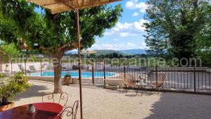 Gîte La Genestière au milieu des vignes, piscine partagée à Mazan